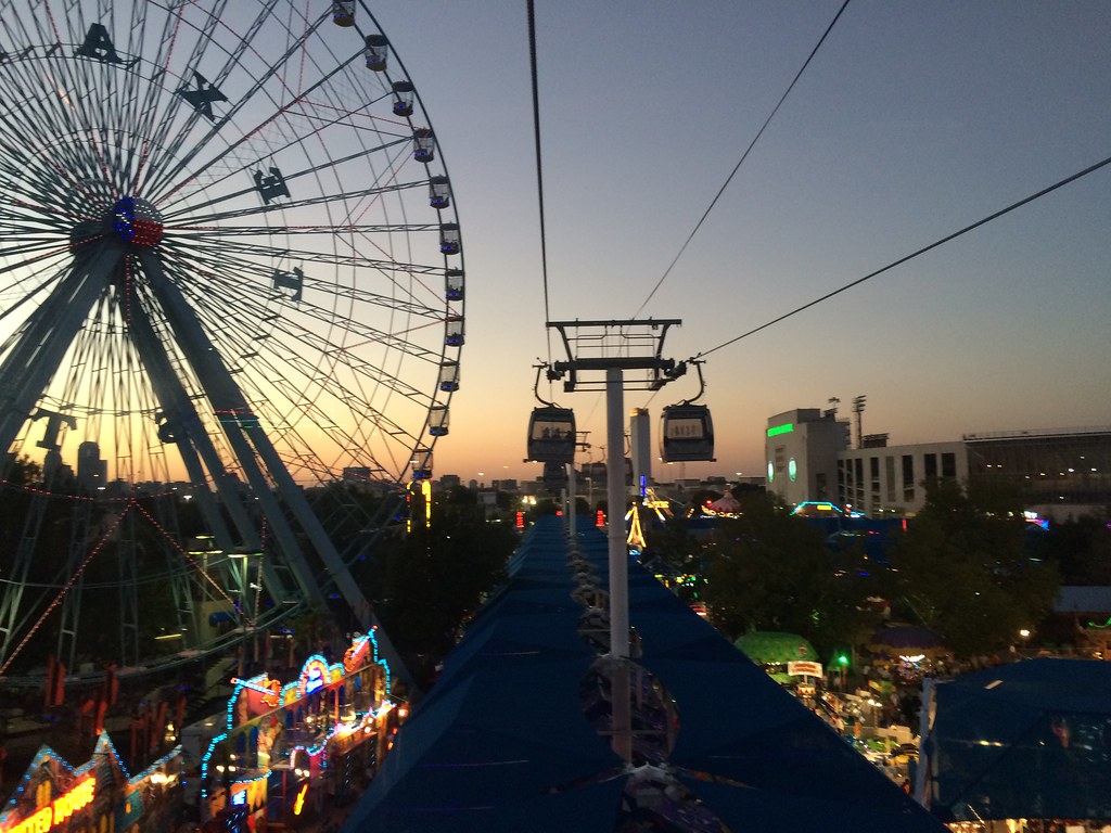 This image displays an iconic Ferris Wheel that exists at the State Fair of Texas. 